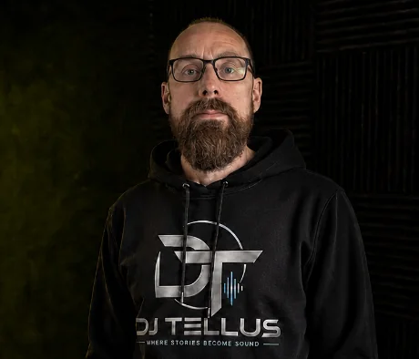 DJ Tellus i hoodie med det officiella DJ Tellus-märket